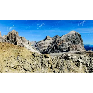 Giganti nel Blu: Le Vette del Lagazuoi e della Tofana