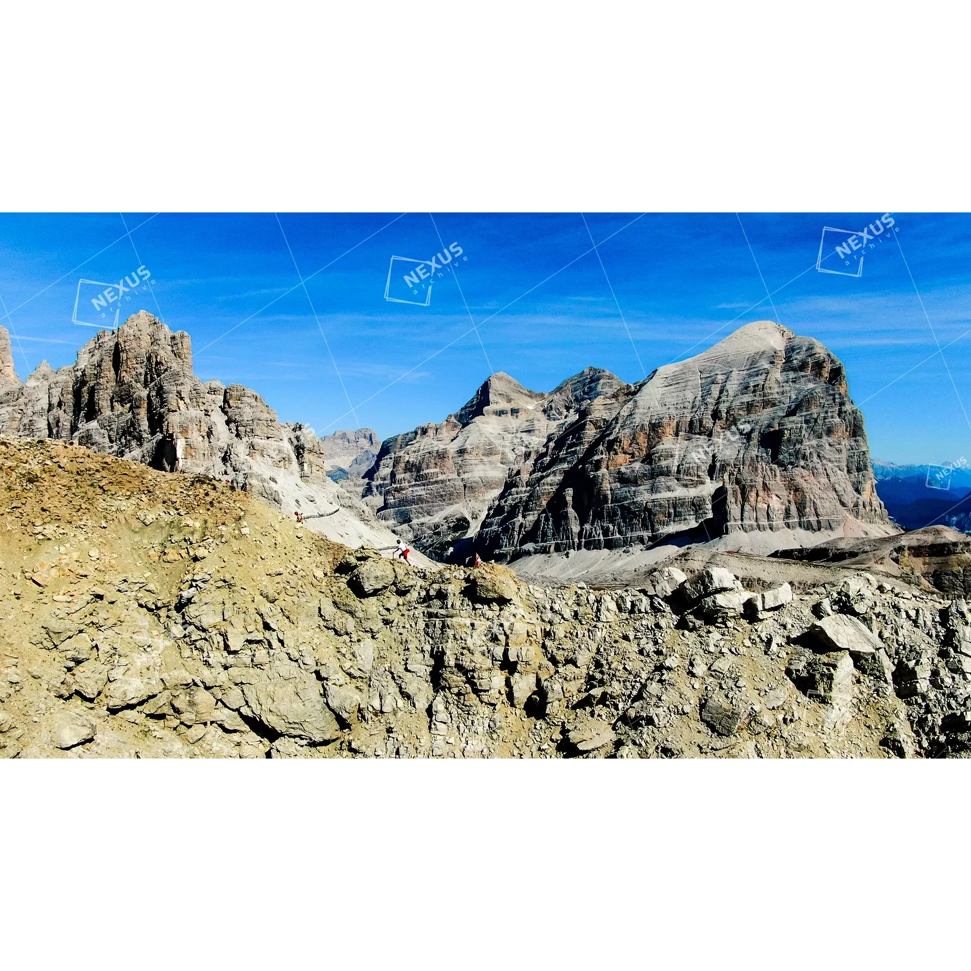 Giganti nel Blu: Le Vette del Lagazuoi e della Tofana
