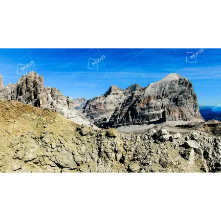 Giganti nel Blu: Le Vette del Lagazuoi e della Tofana