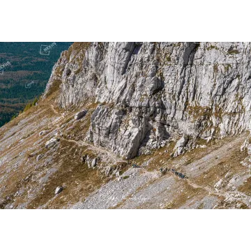 Il Sentiero del Silenzio: Viaggio nel Cuore della Roccia