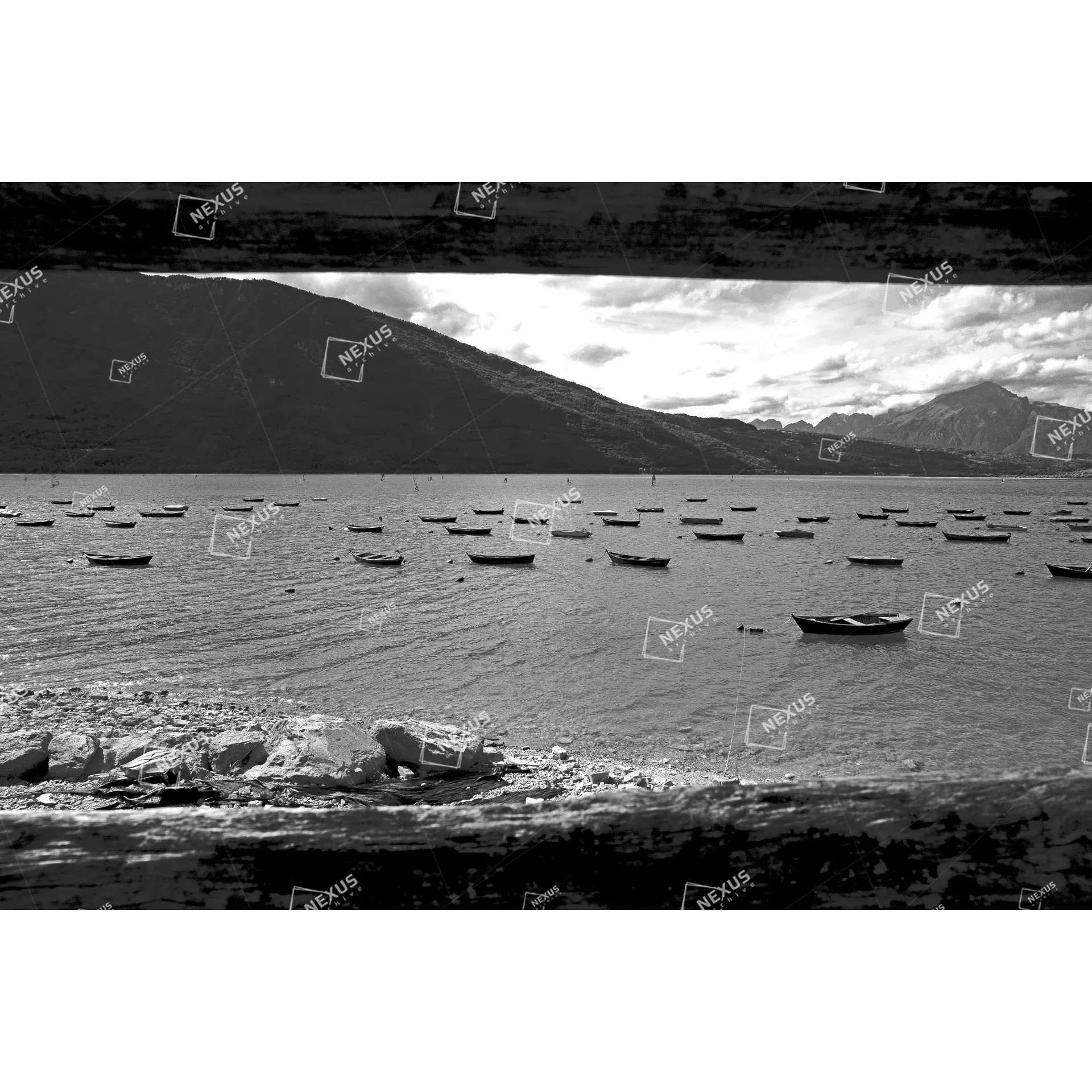 Geometrie in Bianco e Nero: Il Silenzio di Santa Croce