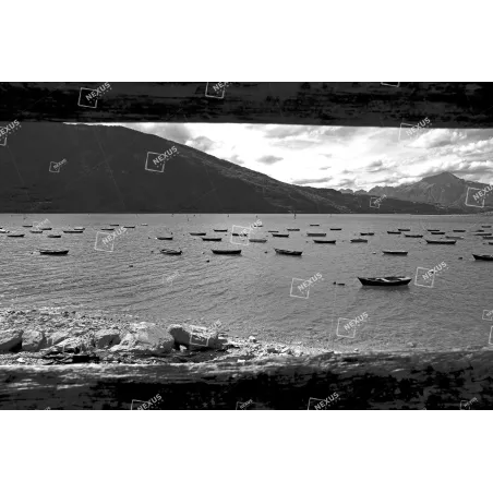 Geometrie in Bianco e Nero: Il Silenzio di Santa Croce