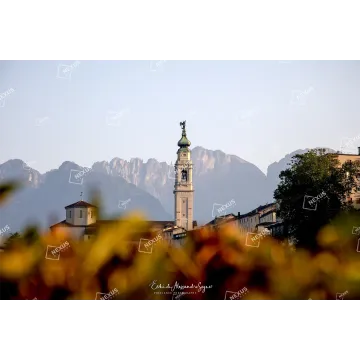 Sinfonia Autunnale: Trame di Pietra e Foglie d'Oro
