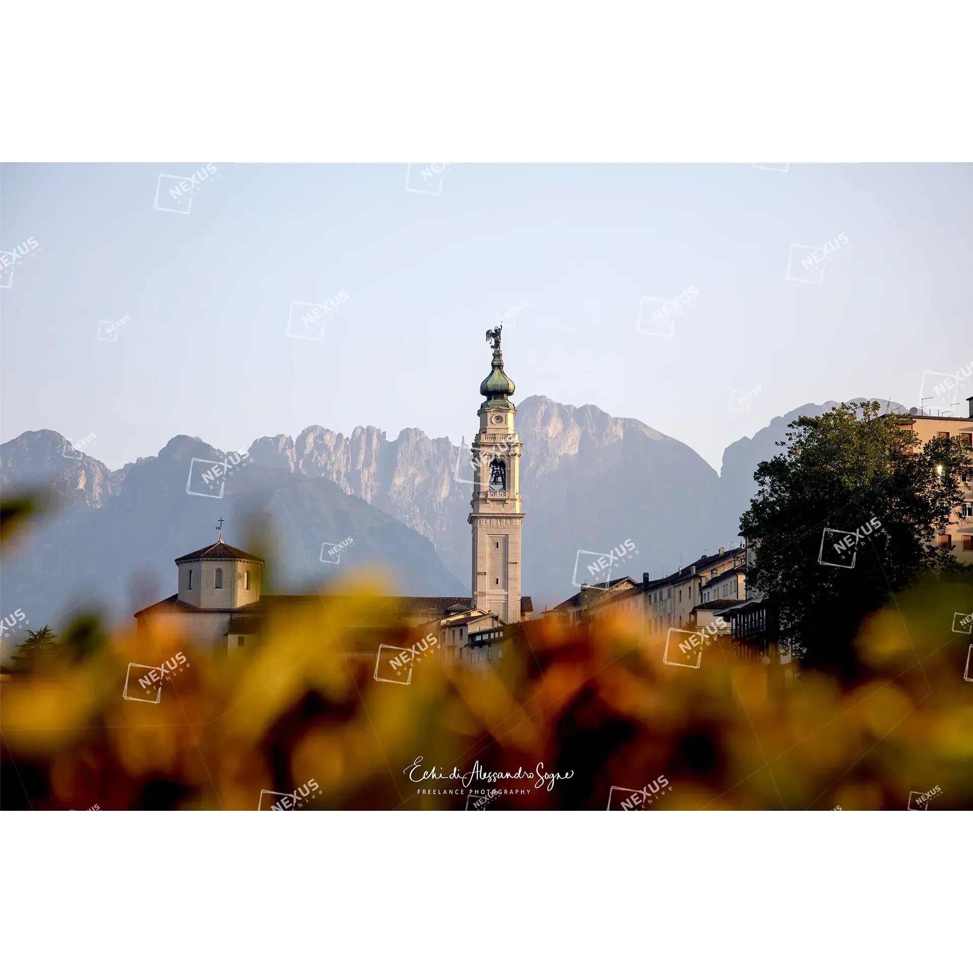 Sinfonia Autunnale: Trame di Pietra e Foglie d'Oro