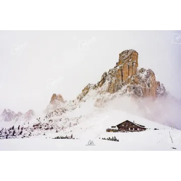 Lo Squarcio di Luce: Ra Gusela e il Rifugio Passo Giau