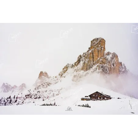 Lo Squarcio di Luce: Ra Gusela e il Rifugio Passo Giau