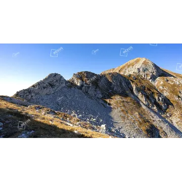 Sotto un Cielo Liquido: L'Anima Rocciosa dell'Alpago