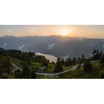 Smeraldo e Nebbie Sottili: Magia di Mattino