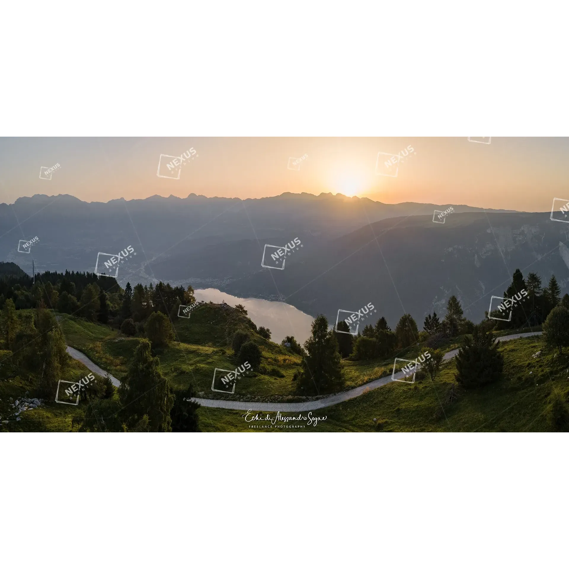 Smeraldo e Nebbie Sottili: Magia di Mattino