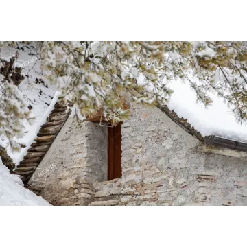 L'Ultima Neve di Marzo: Dettaglio di Tetto Tradizionale a Case Bortot