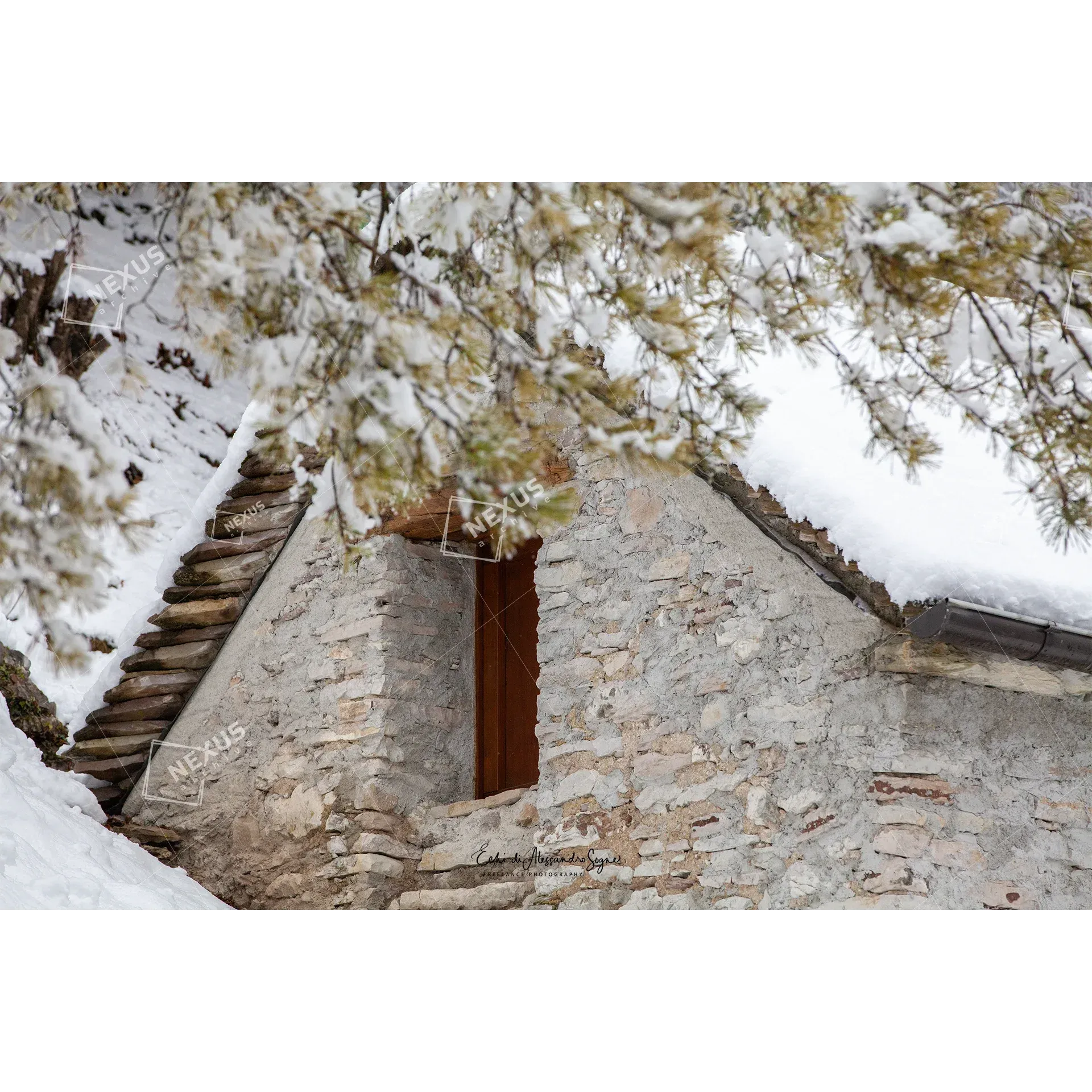 L'Ultima Neve di Marzo: Dettaglio di Tetto Tradizionale a Case Bortot