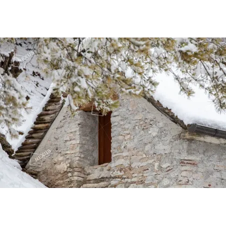 L'Ultima Neve di Marzo: Dettaglio di Tetto Tradizionale a Case Bortot