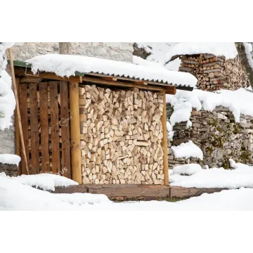 Calore d'Inverno: Legnaia sotto la Neve
