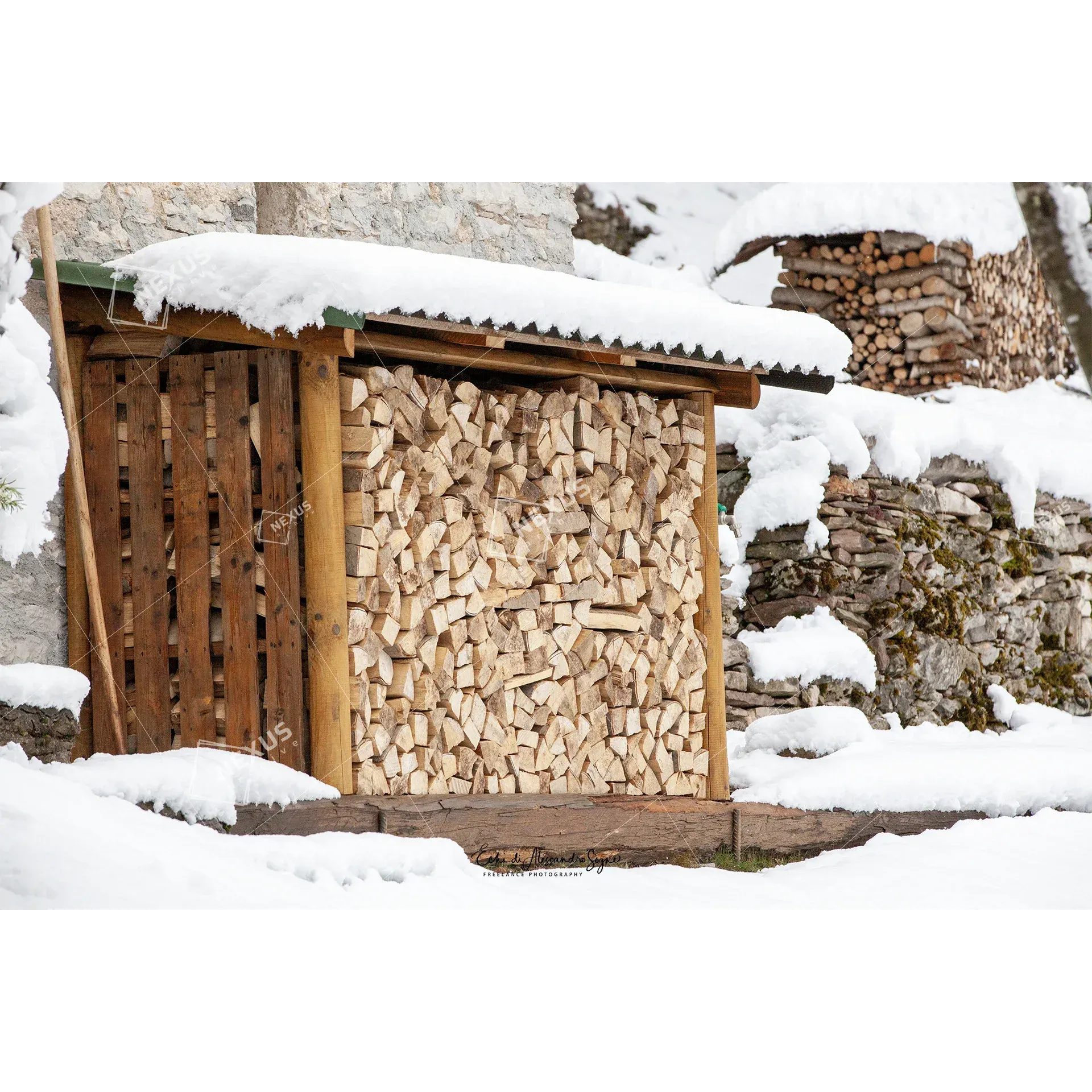 Calore d'Inverno: Legnaia sotto la Neve