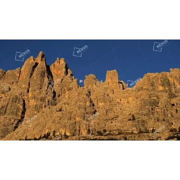 L'Attimo Sovrano: Il Tramonto sulla Croda da Lago e il Sorgere della Luna