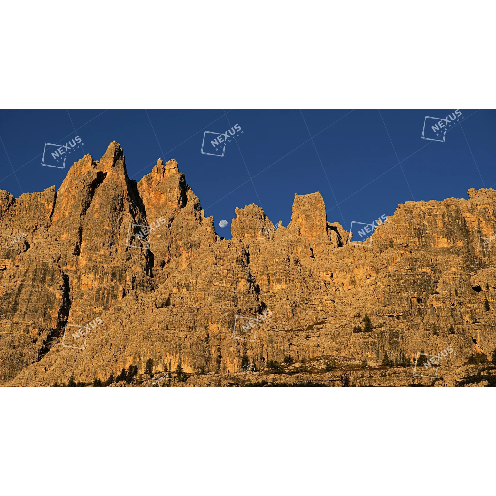 L'Attimo Sovrano: Il Tramonto sulla Croda da Lago e il Sorgere della Luna