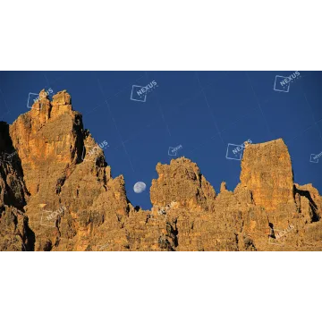 L'Attimo Sovrano: Il Tramonto sulla Croda da Lago e il Sorgere della Luna - dettaglio