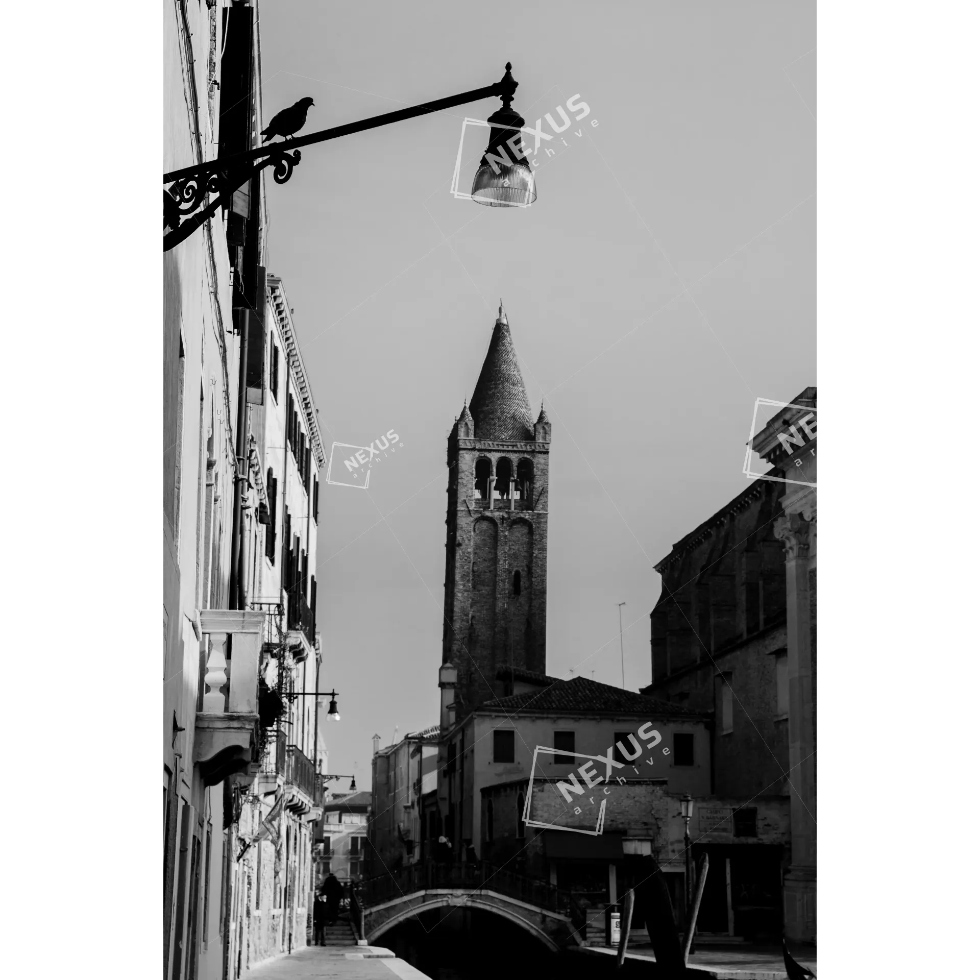 Sguardi in Alto – Geometrie Veneziane in Bianco e Nero