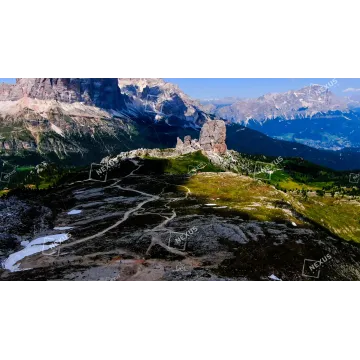 Scultura di Luce: Le Cinque Torri dall'Alto