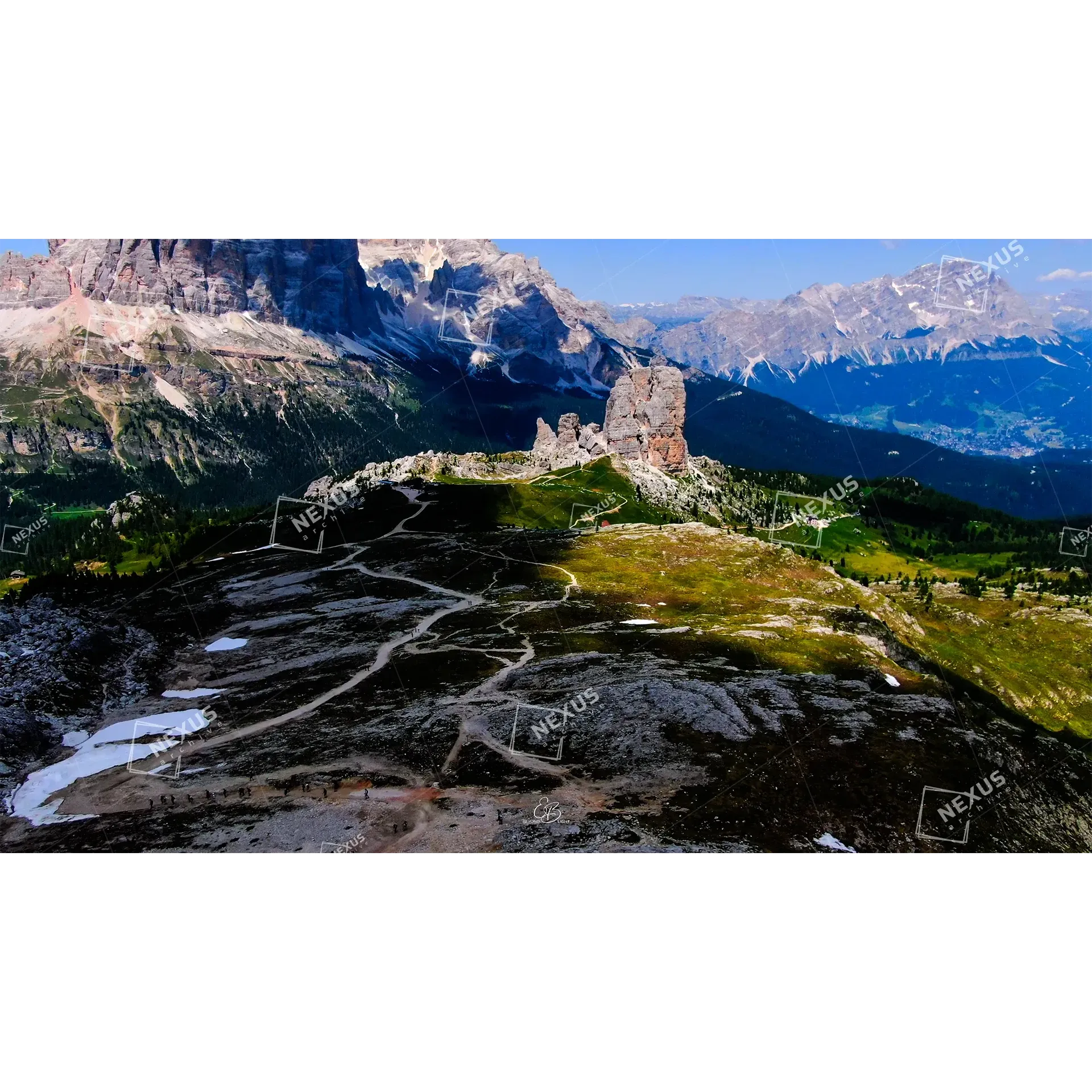 Scultura di Luce: Le Cinque Torri dall'Alto