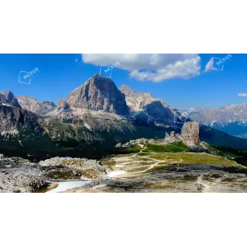 L'Abbraccio dell'Altopiano: Le Tofane e le Cinque Torri a Specchio