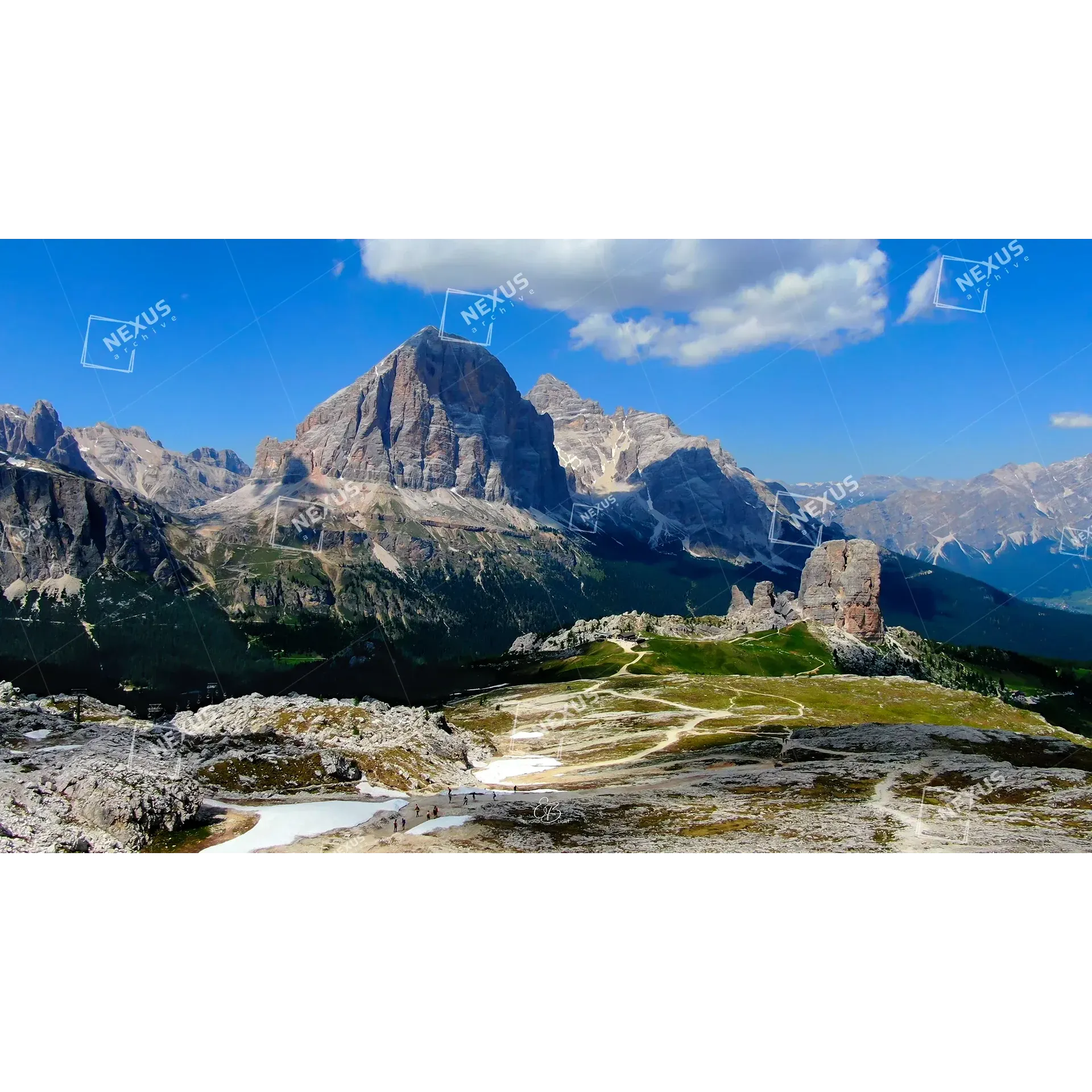 L'Abbraccio dell'Altopiano: Le Tofane e le Cinque Torri a Specchio