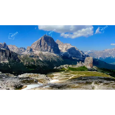 L'Abbraccio dell'Altopiano: Le Tofane e le Cinque Torri a Specchio